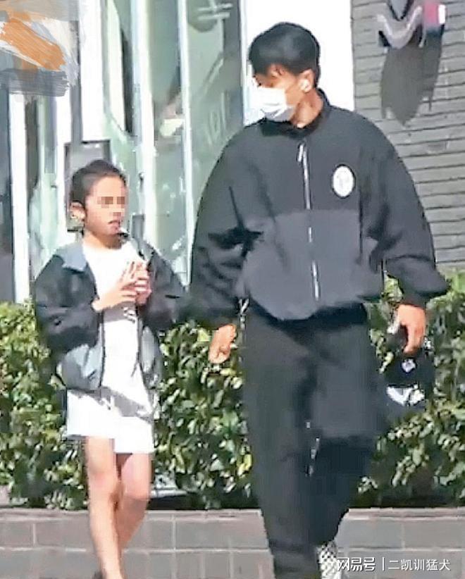 1岁小糯米身高惊人已超1米6！PG麻将胡了2杨幂访港被偶遇1(图6)