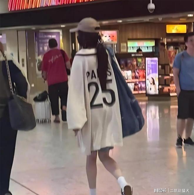 1岁小糯米身高惊人已超1米6！PG麻将胡了2杨幂访港被偶遇1(图9)
